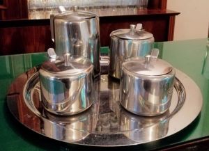 Servicio De Cafe De Acero Inoxidable De 5 Piezas Vintage Incluye Charola, Cafetera, Cremera, 2 Azucareras. Marca Vasconia Precio 1800 Foto2